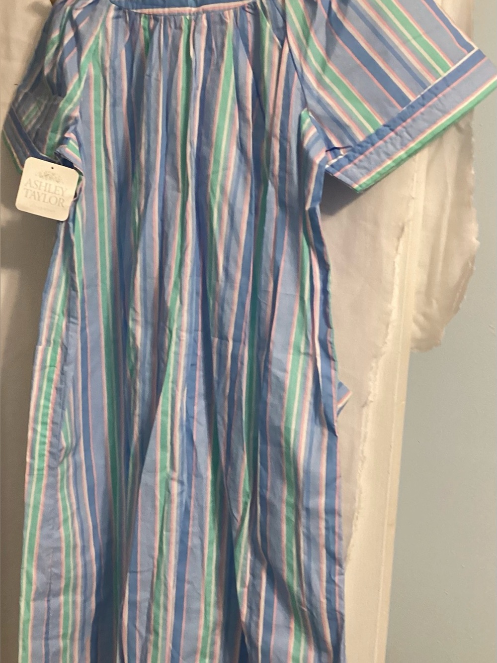 Ashley Taylor size Medium house dress Gown pocket snap front
